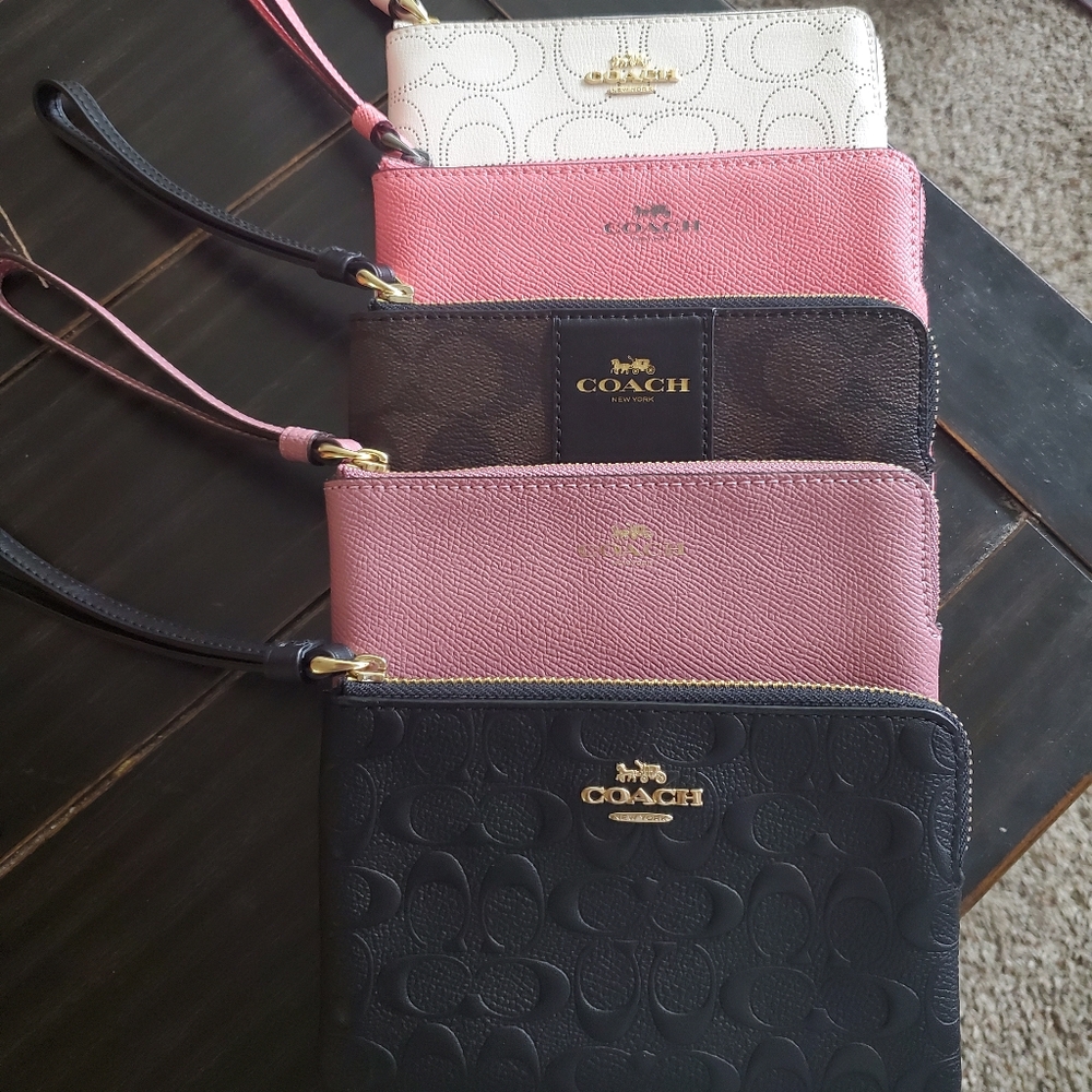 ‼️ SOLD ‼️NWT Coach leather wristlets
